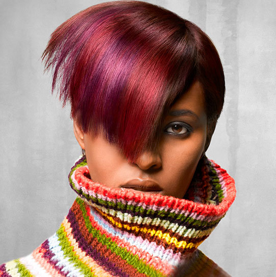 Form & Farbe Roter asymmetrischer Kurzhaarschnitt.