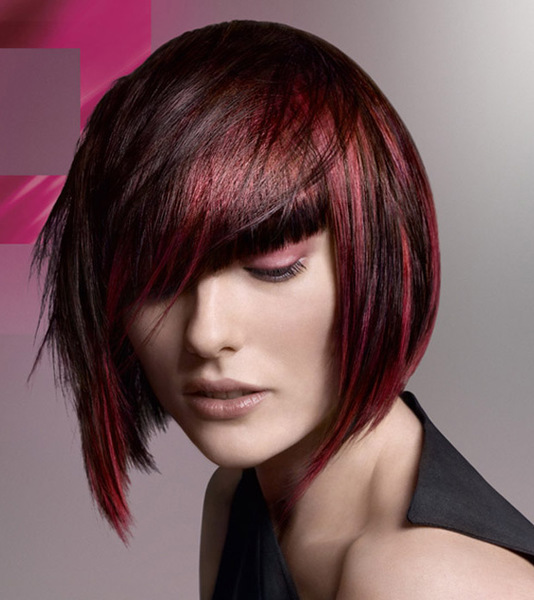 Philosophie – Haar und Ausdruck Asymmetrischer dunkler Bob mit roten Akzenten.
